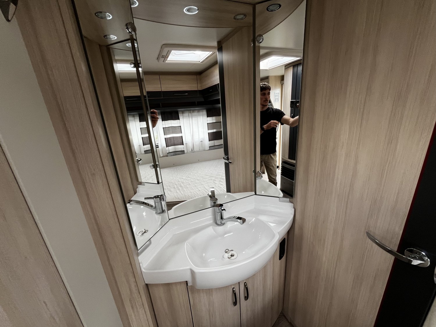 Champion Caravanes et Camping Car De Luxe Edition 460 UFe Hobby