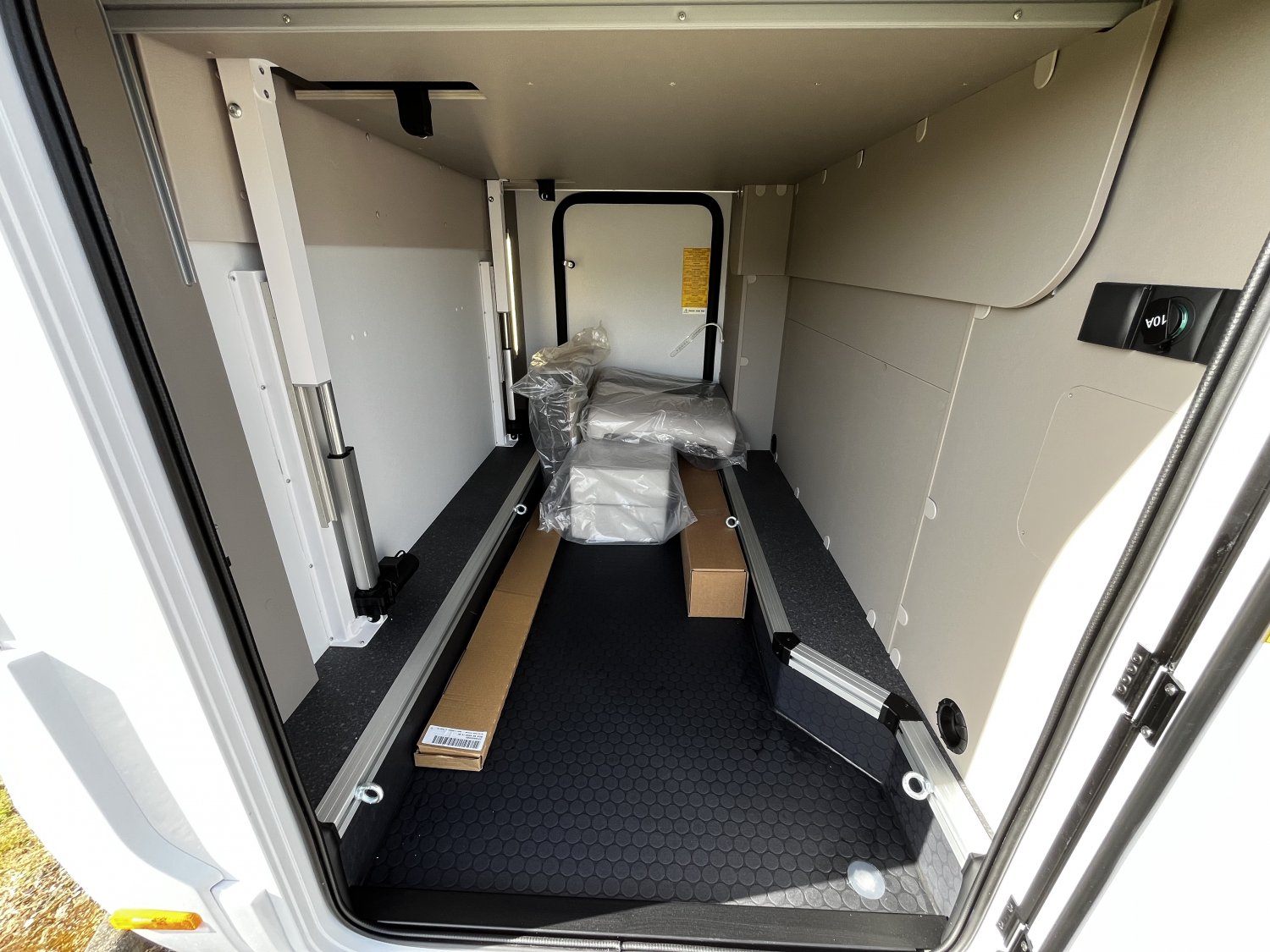 Champion Caravanes et Camping Car COMPACT DC Adria