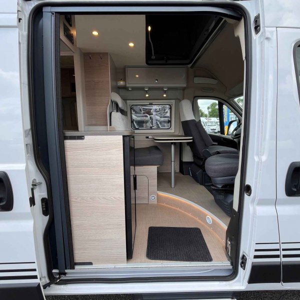 Champion Caravanes et Camping Car CAMPEO C 600 BLACK FOREST Burstner