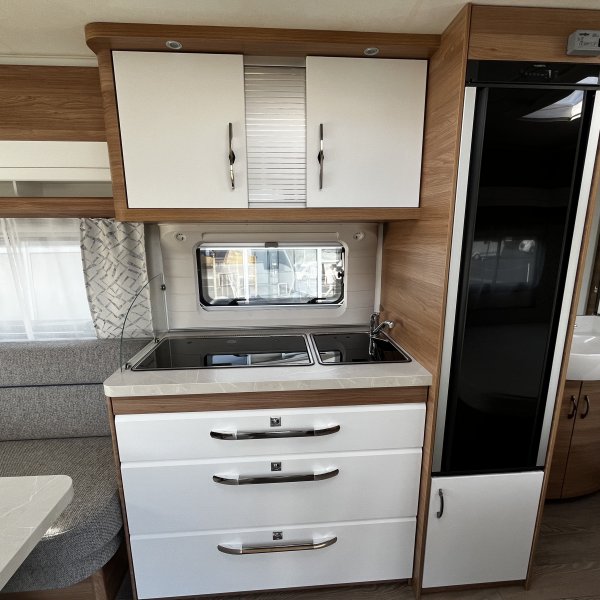 Champion Caravanes et Camping Car DE LUXE 460 UFe Hobby