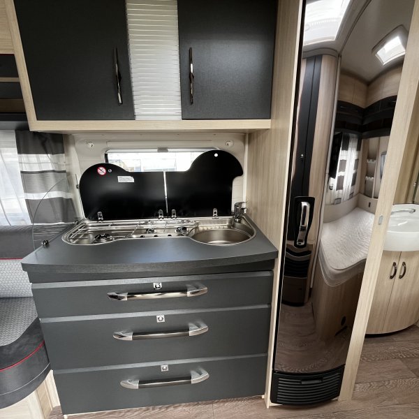 Champion Caravanes et Camping Car De Luxe Edition 460 UFe Hobby