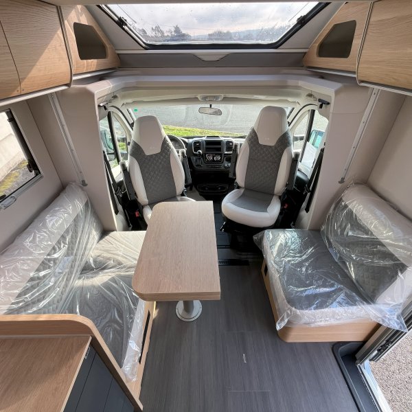 Champion Caravanes et Camping Car MATRIX 650 DC 60th Adria